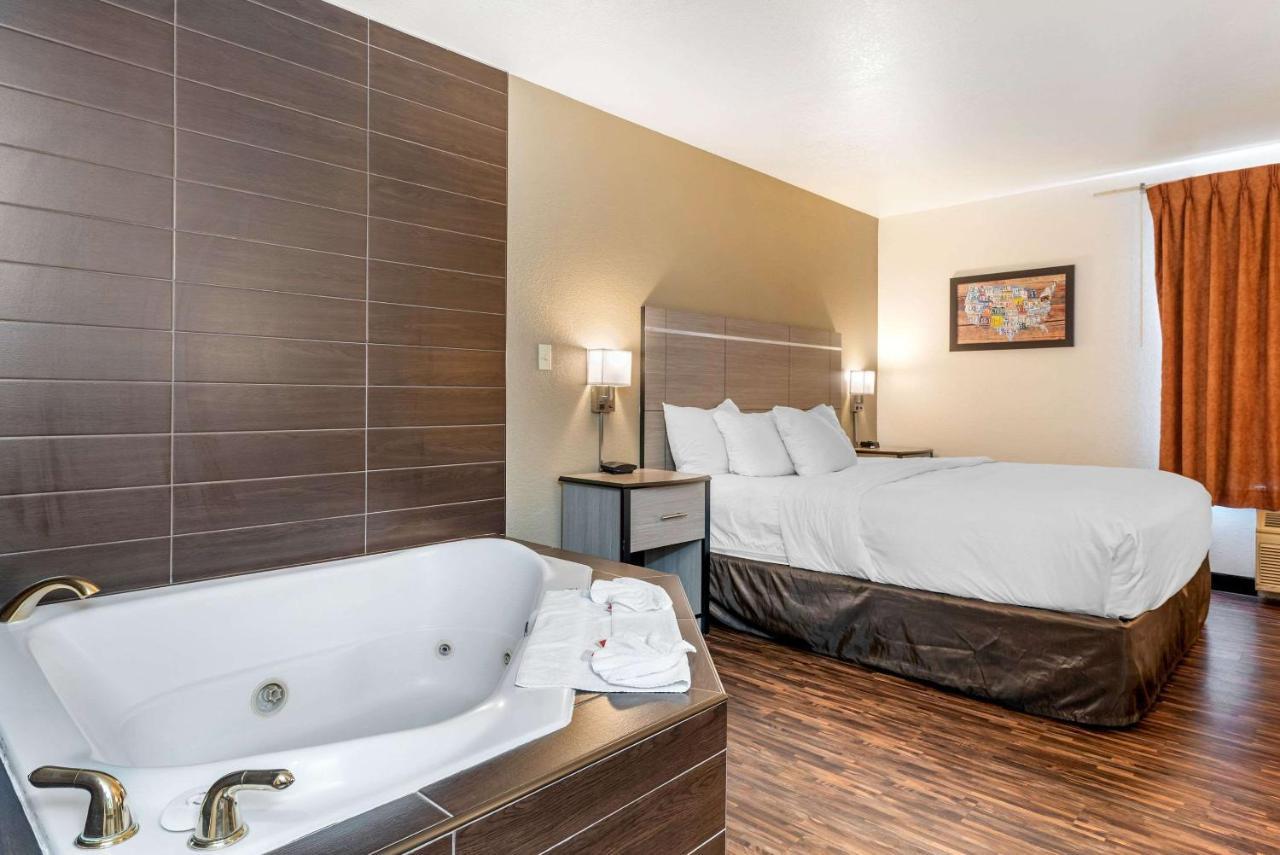 Econo Lodge Pueblo Eksteriør bilde