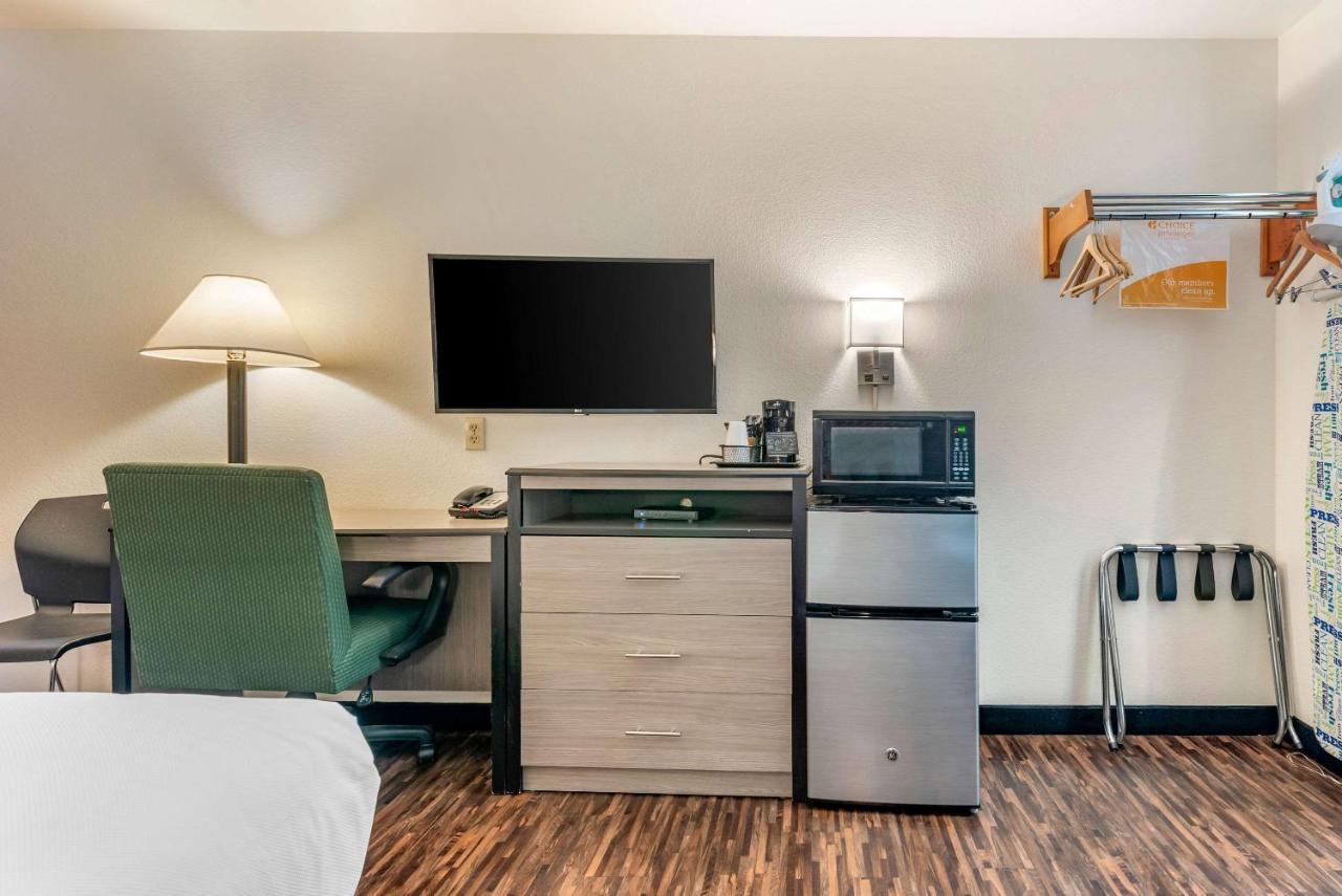 Econo Lodge Pueblo Eksteriør bilde