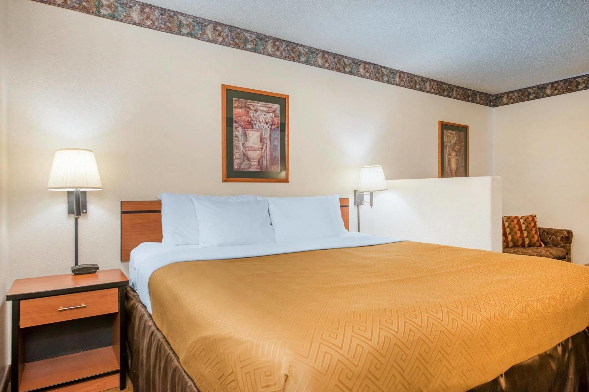 Econo Lodge Pueblo Eksteriør bilde